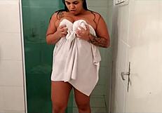 Hellen Almeida Disfrutando una Ducha Caliente y Vaporosa