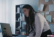 Alex De La Flor and Reagan Foxx Kiss and Lick Each Other's Shaved Pussies!