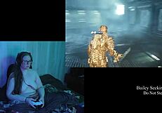 Гола игра Deadspace част 6 с дебела брюнетка показваща големи естествени цици