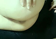 단단한 핸드잡 해주다가 그의 자지가 내 엉덩이로 미끄러져 들어가! 🍑