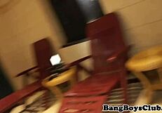 Ευρωπαίος Καρφί Παίζει με Κώλο και Πίπα σε Άγριο Ομαδικό Όργιο