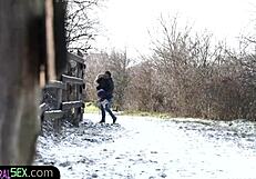 صديقة أوروبية ترتد على قضيب صلب