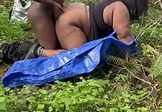 Seksi BBW Remi dobi nabito od velikega črnega kurca v gozdu