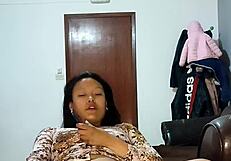 colombian girl masturbates with toys after party?