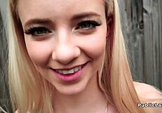 Блондинка мачка чука жестоко на тревата в открит POV