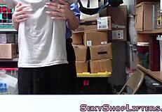 Polis Pusat Membeli-Belah Blonde dengan Tetek Besar Tertangkap Dalam Tindakan