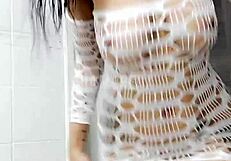 Morena tatuada dançando funk