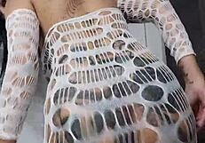 Morena tatuada dançando funk