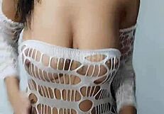 Morena tatuada dançando funk