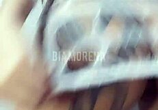 Morena tatuada dançando funk