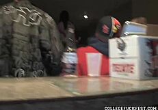 สาวนักศึกษาหญิงรักหญิงใช้ไดลโดเย็ดหีขณะทุกคนดูที่ปาร์ตี้