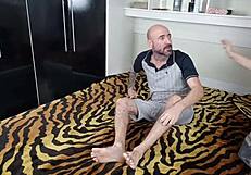 Жена с большой жопой принимает сперму в дикой езде