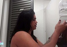 Segurança do Condominio Me Reconheceu, Me Fez Chupar Sua Rola Preta Grande e Gozou na Minha Buceta