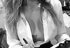 헤이, 여기 섹시 비서가 네 장난스러운 지시 기다리고 있어, 보스!