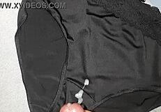 Me masturbé y corrí en calzones de amiga