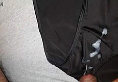 Me masturbé y corrí en calzones de amiga