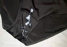 Me masturbé y corrí en calzones de amiga