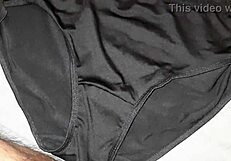 Me masturbé y corrí en calzones de amiga