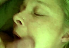 Mamada descuidada por esposa amateur en acción