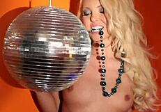 Hot 70s sluts finger tight cunts in steamy lesbian action