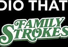 فريق فتيات كرة القدم يخلعن ملابسهن ويلعقن الكسوس بعد التمرين