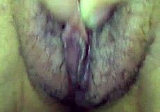 Κοντινό πλάνο τσούλας μαστουμπώνει με μπογιά στον κλειτορίδα