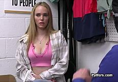 Ochroniarz łapie blondynkę za wielkie cycki, rozrywa ciuchy i robi dziki lodzik z wibratorem w biurze