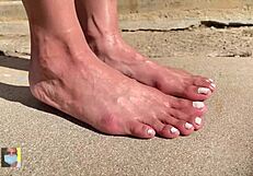 I can't stop wiggling my sexy toes outdoors for neighbors to see