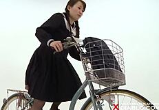 สาวญี่ปุ่นชุดยูนิฟอร์มขี่จักรยาน