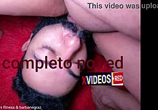 Проститутка сяда с путка на лице в пълно червено видео