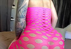 Большая жопа в фетиш-одежде получает анальный фистинг!