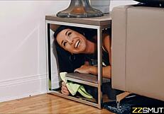 Niñera atrapada es follada duro a lo perrito por un grupo en escena taboo salvaje