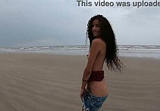 Manoella fernandes shares her beach strip in itanhaém