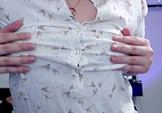 آسيوية سمينة جميلة تستمتع بلعبة حلمات مثلجة