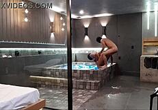 Tava na banheira e rolou aquele sexo selvagem morena n�o aguentou minha rola com orgasmos e cum na big pussy