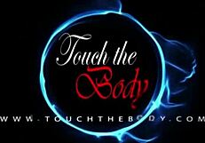 두 여자가 함께 감미로운 누루 마사지 순간을 즐겨