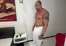 拉丁妹们第一次汽车旅馆性爱，无套给紧屁股！