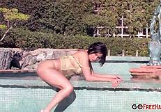 مجنونة سوداء تضرب بزازها أثناء نيك شرجي في الهواء الطلق