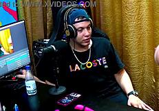 Andressa Sanchez Sensualizou Gostoso Pro Ruan Ela Metou O Rabo Na Câmera E Colocou O Pau Dele Pra Fora - Podcast Pópum No Barraco - Completo No Sheer Red