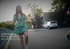 ノーパンで公共の場でオッパイとスカートの中をチラ見せ！