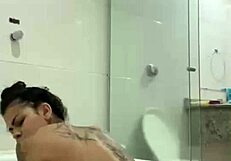 Bia Hot Morena Safada Se Masturbando Com Jato Da Banheira