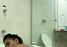 Bia Hot Morena Safada Se Masturbando Com Jato Da Banheira