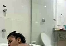 Bia Hot Morena Safada Se Masturbando Com Jato Da Banheira