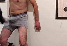 Вау! Садистка жестко бьет и шлепает чувствительное место парня M!