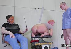 كيتي حارة تصرخ من الألم في علاج طيزها المؤلم