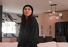 Najstniški tatovi Kimmy Kimm in Aften Opal oskrunita posteljo s strap-onom