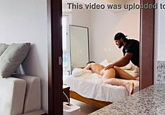 小偷被被动卷发翘臀在抢劫预告中分心