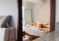 小偷被被动卷发翘臀在抢劫预告中分心