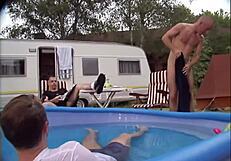 Fußanbetung bei outdoor schwuler Orgie