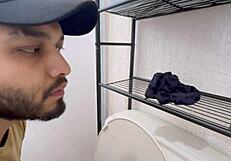 Hey Klempner, warum schnüffelst du an meinen Höschen, du Perverser?